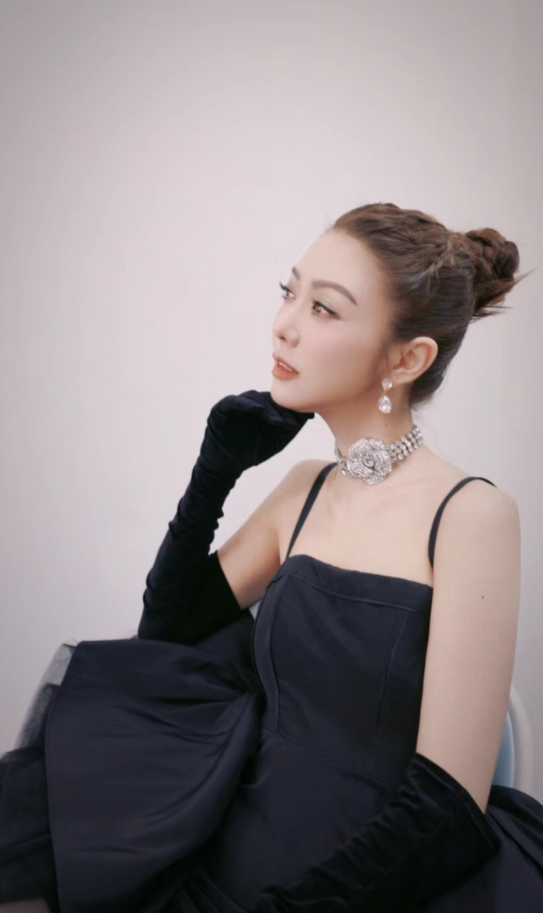 薛凯琪丸子头搭黑色礼服彰显出优雅风趣.