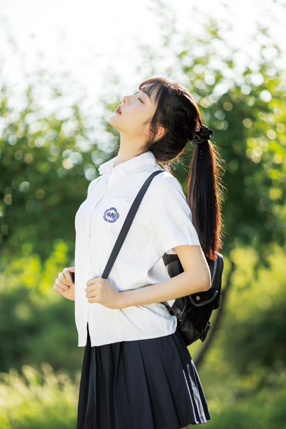 小红帽曹斐然更新了营业照,单马尾的她身穿白色短袖搭学生裙拉着小