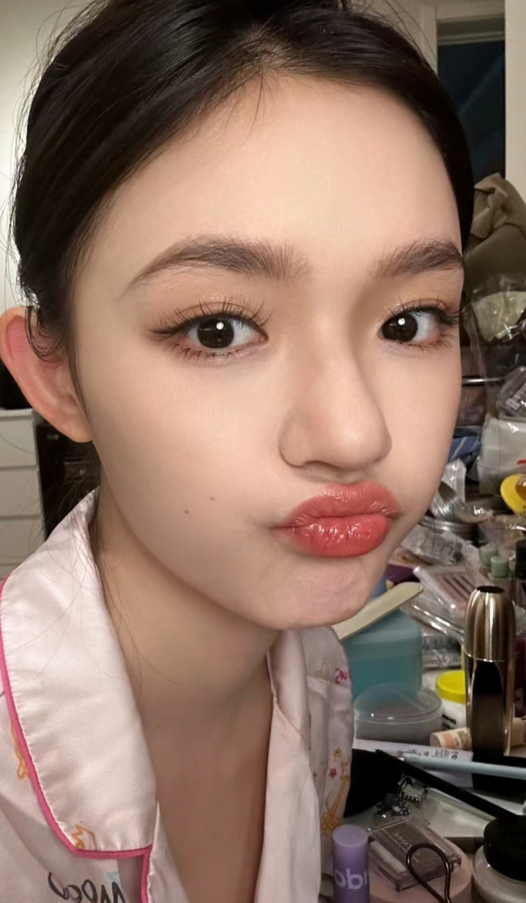 林允高清怼脸自拍来了,迷人有神的双眸,高挺的鼻梁,带有神秘感的红唇