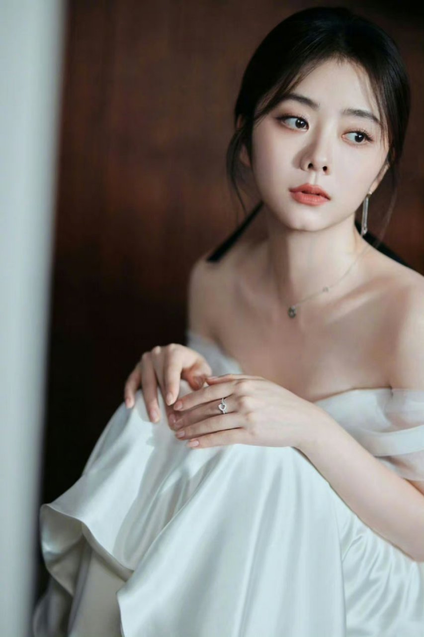 谭松韵线下活动造型来了,白色束胸礼服看起来好优雅端庄,尤其是她明亮