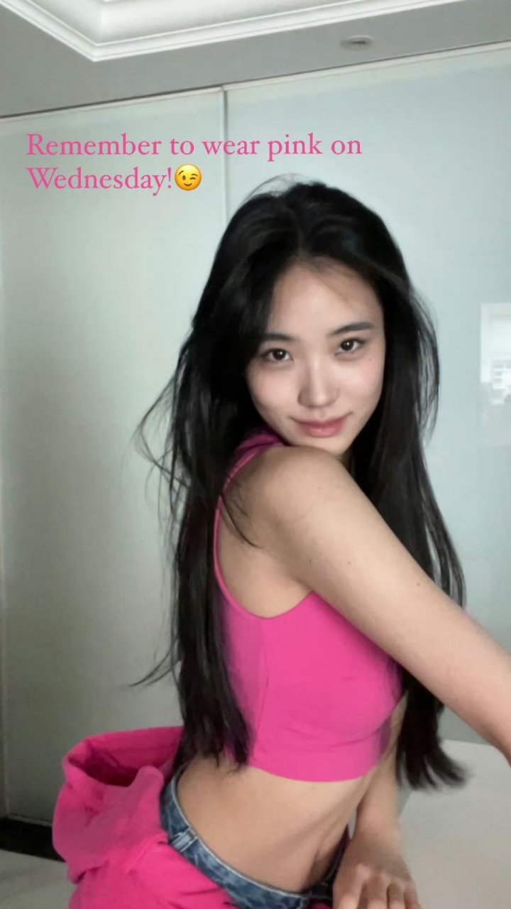 小s二女儿lily晒出最新自拍而且还是在秀马甲线,网友直呼羡慕,身材超