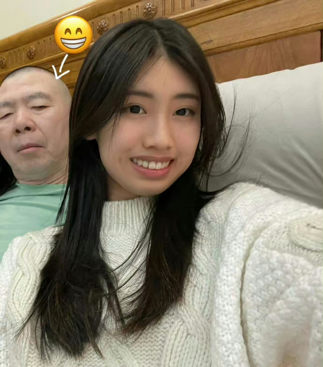 冯小刚女儿怒怼网友:你管的好宽哦  冯小刚女儿徐小朵在父亲节当天晒