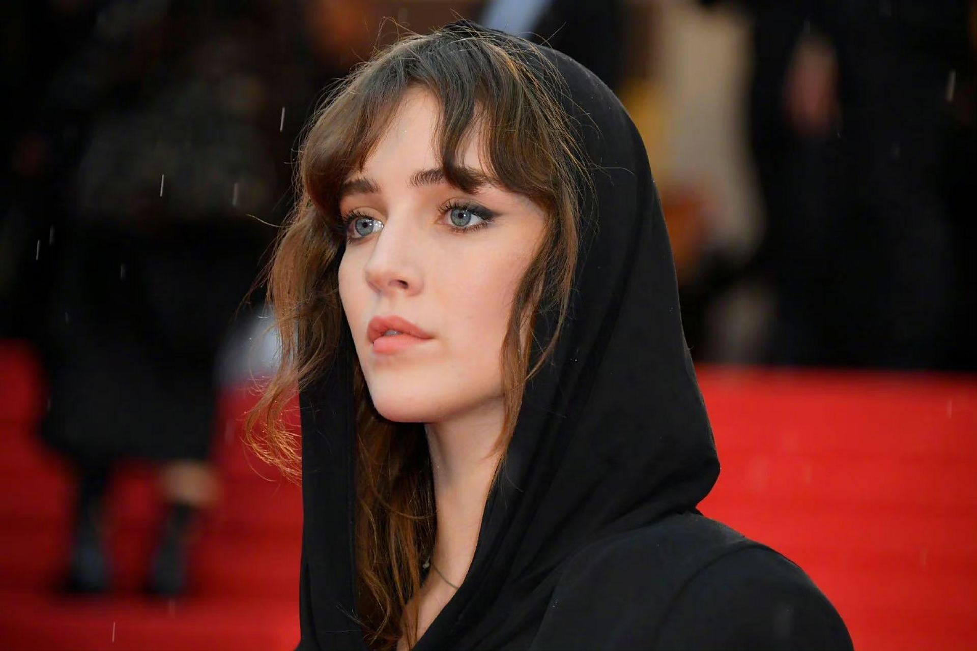 塔莉娅·莱德亮相戛纳电影节红毯 676767,四方形还是比较亮眼.