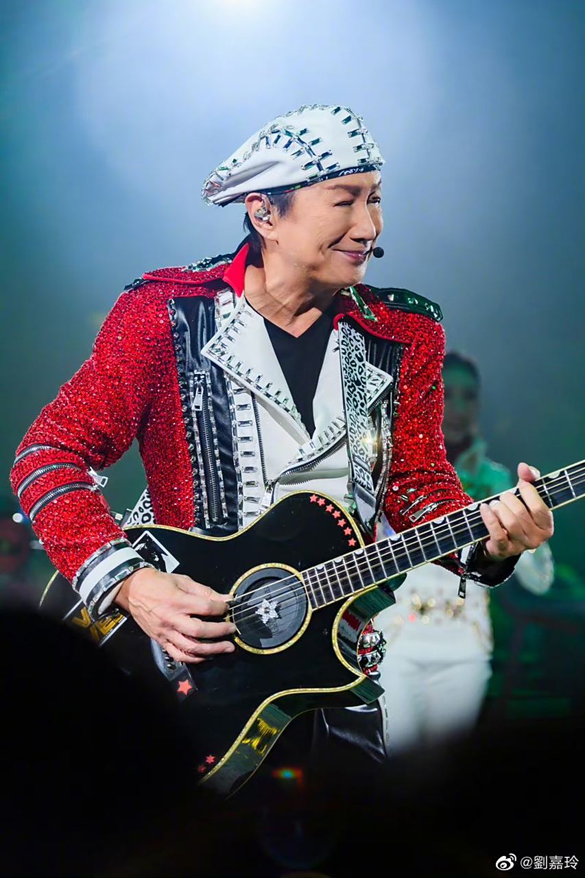 刘嘉玲现身许冠杰演唱会并一起后台留影.