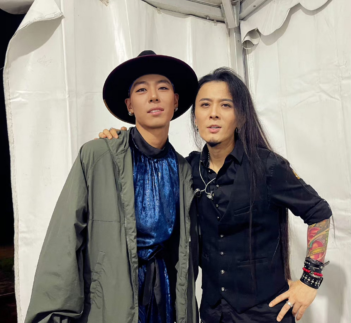 面孔陈辉与ricky(瑞奇)合影,[嘻嘻][嘻嘻][嘻嘻]可惜少了尹正