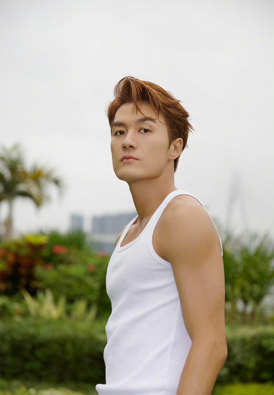 吴克群端午营业照来了,穿着白色背心,透着健康的肤色,看着特别阳光