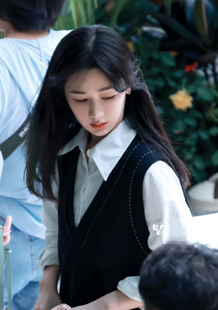 杨紫承欢记饭拍路透来了,乌黑亮丽的披肩发搭白衬衣黑色毛坎,好有少女