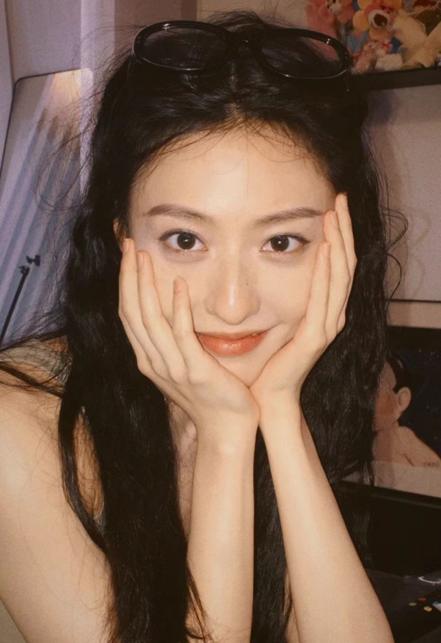 胡连馨晒自拍 看着好可爱好清纯.