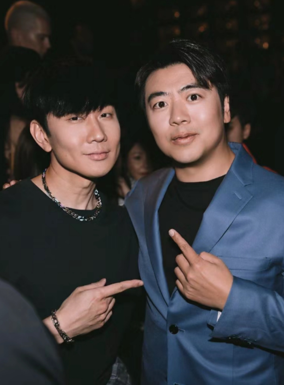 郎朗分享了与林俊杰合影[嘻嘻][嘻嘻][嘻嘻]感觉郎朗瘦了许多变帅气了