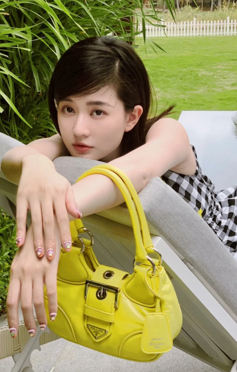 乔欣太适合这样的发型了,软软糯糯的样子特别迷人.