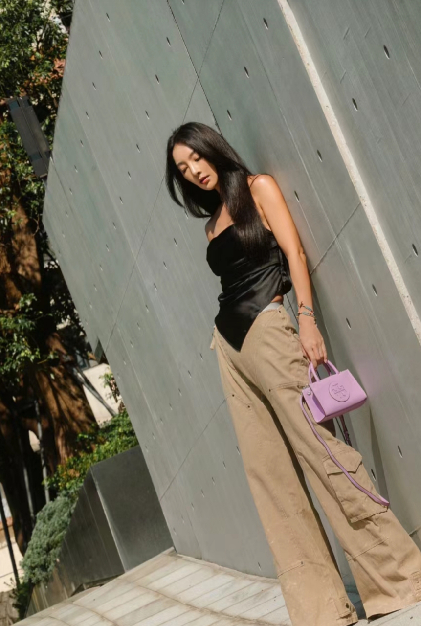 曹格前妻吴速玲的肤色太健康了,而且身材保养的超好,特苗条.