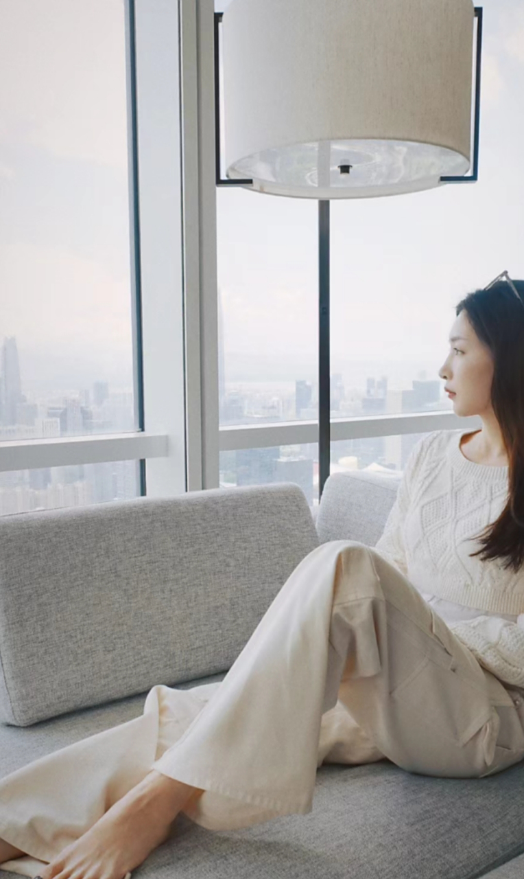 江疏影晒光脚随拍,优雅大气而且还散发着文静气息.