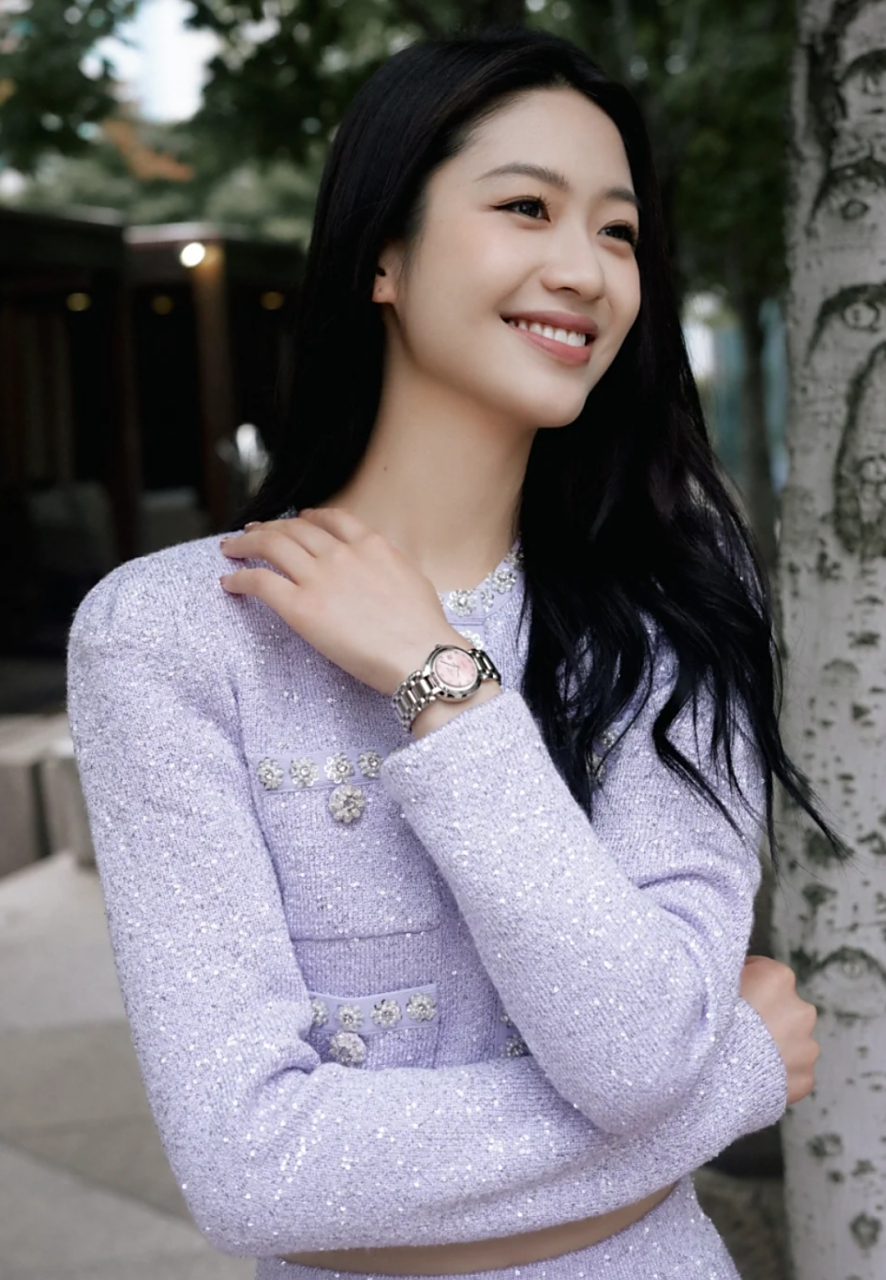 向涵之的笑容看着好甜,有青春气息.