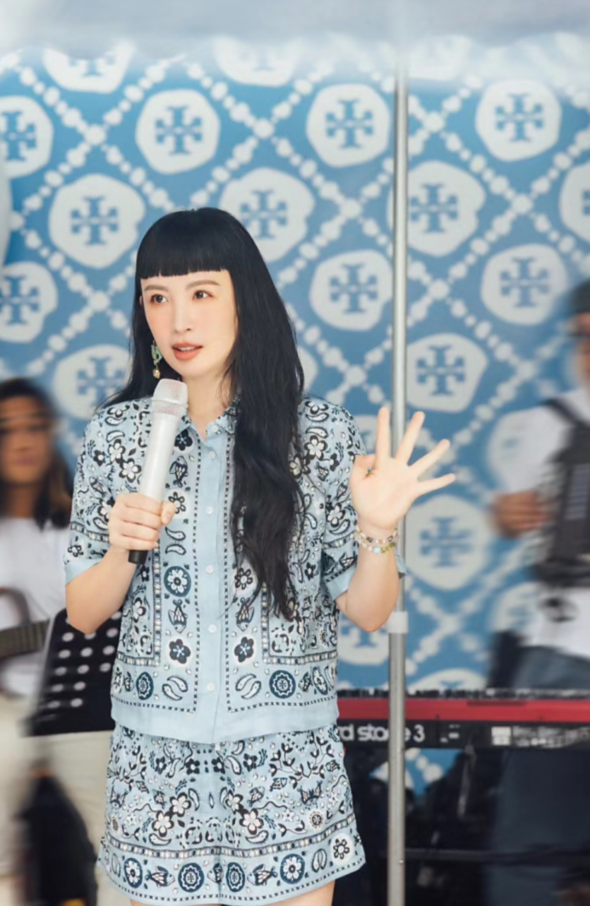 魏如萱是不是戴的假发?这刘海太有个性了.