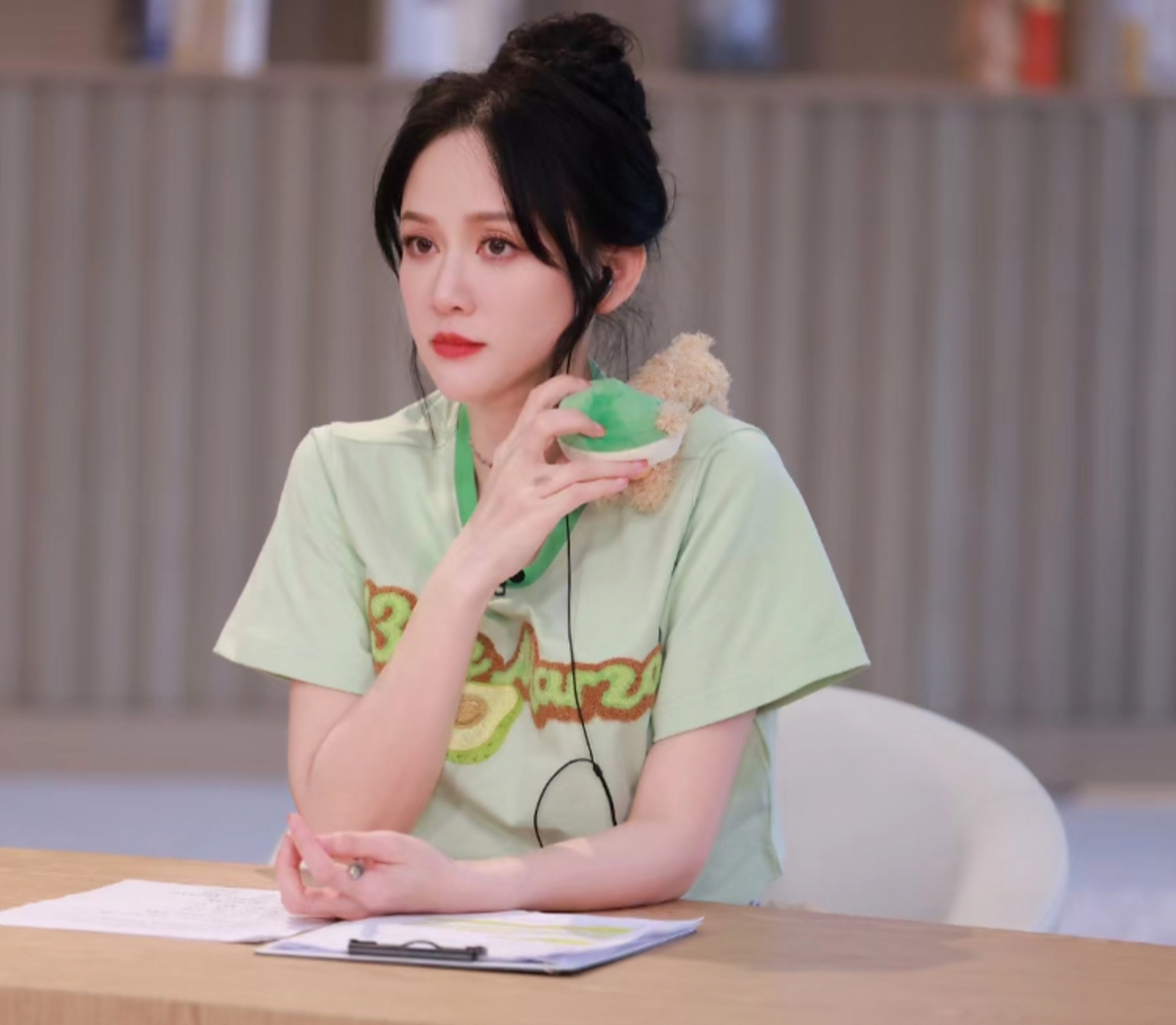 陈乔恩这件短袖好漂亮,特别显年轻.