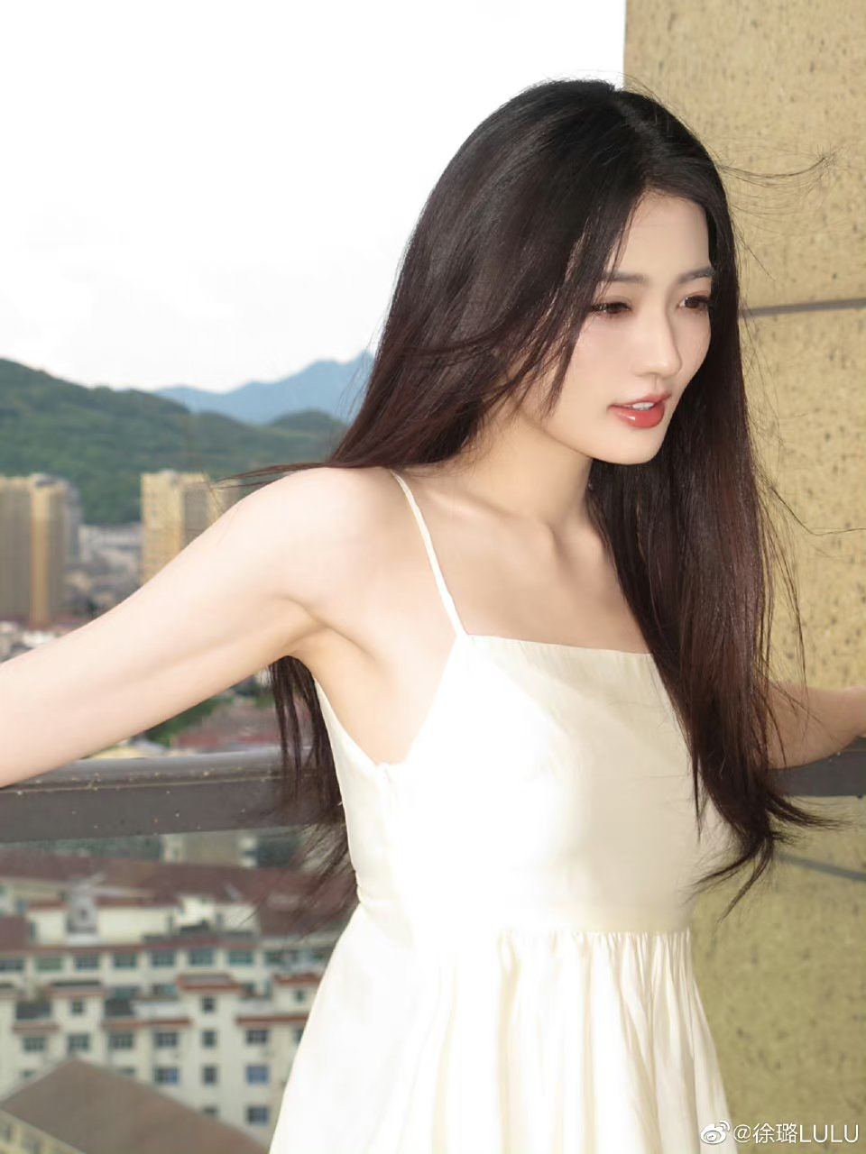 徐璐最新营业照来了,身穿白色吊带裙再加上一头乌黑长发,看着十分清爽
