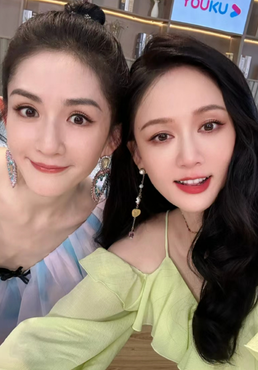 陈乔恩与谢娜合影来了,互相对着镜头放闪看着好甜[嘻嘻][嘻嘻][嘻嘻]