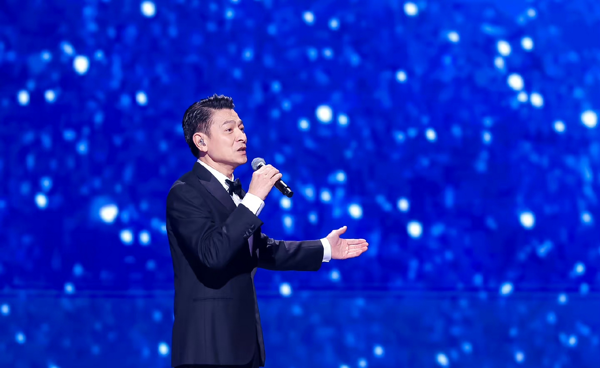 刘德华献唱《中国人》,在舞台上他依旧帅气有型.#2023湾区升明月晚会