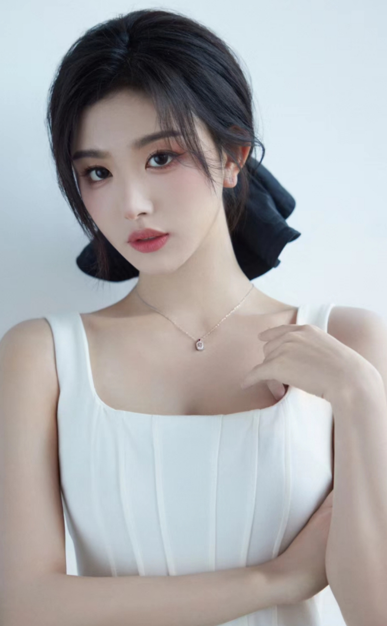 孔雪儿的脸蛋有好多胶原蛋白,肉肉的看着好可爱