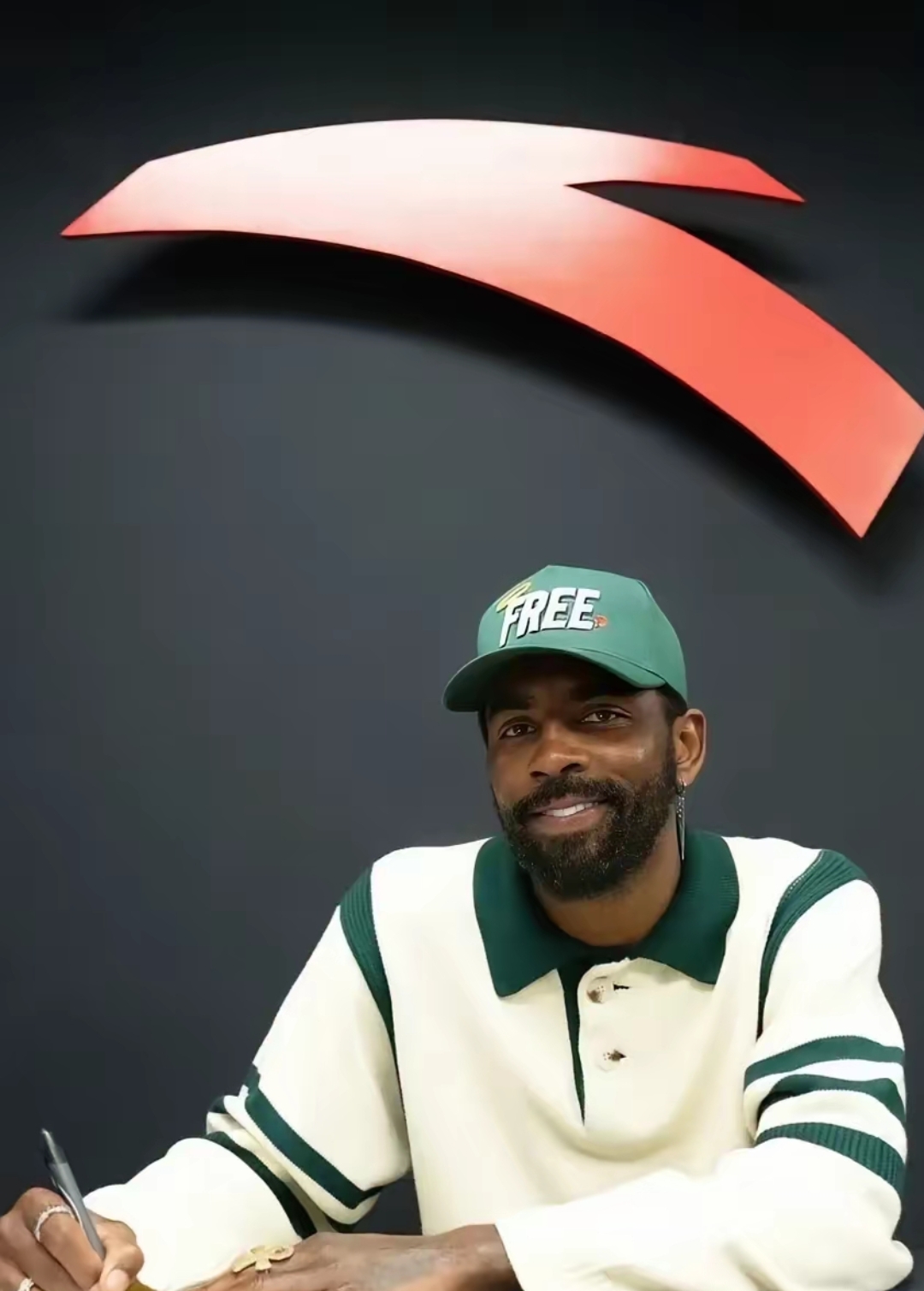 疫情最严重的时候nba要求上场比赛必须打疫苗,而欧文坚持自己的想法