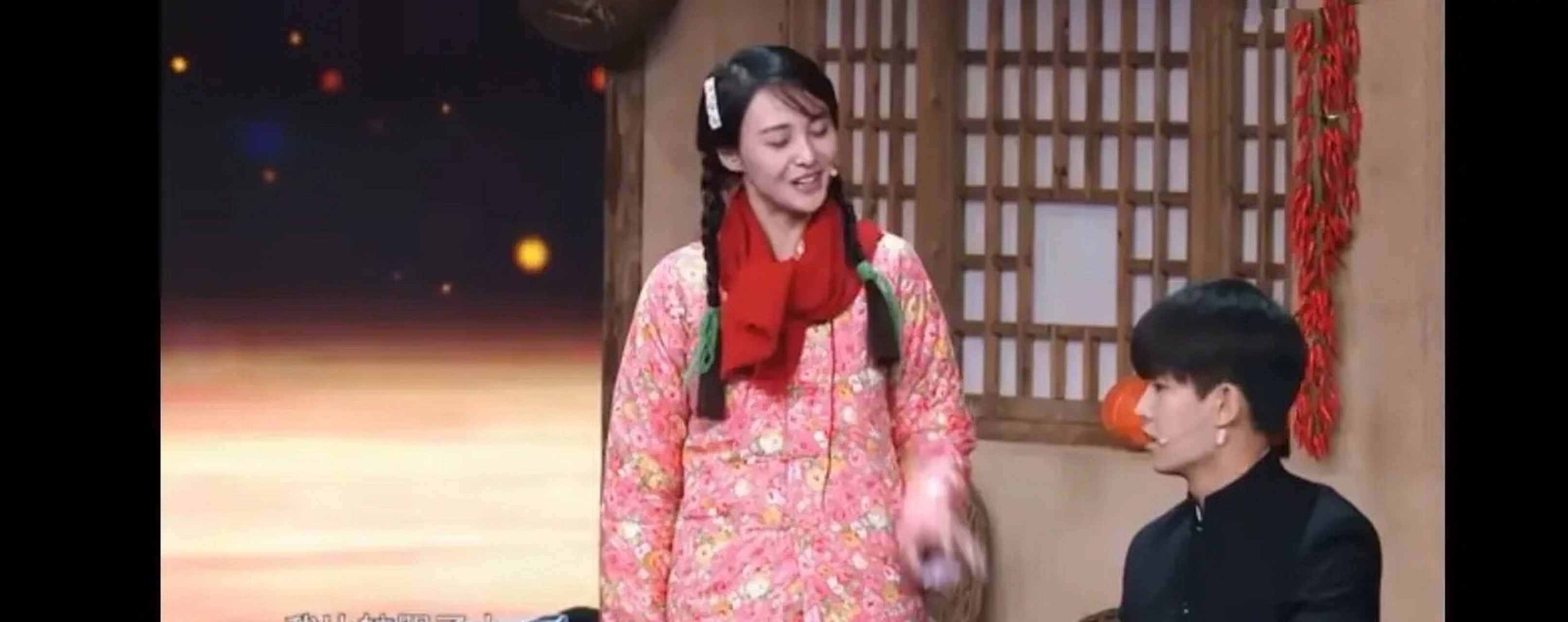 在一档节目中,郑爽和任嘉伦表演完以后,所有人都开心地等待着导师的