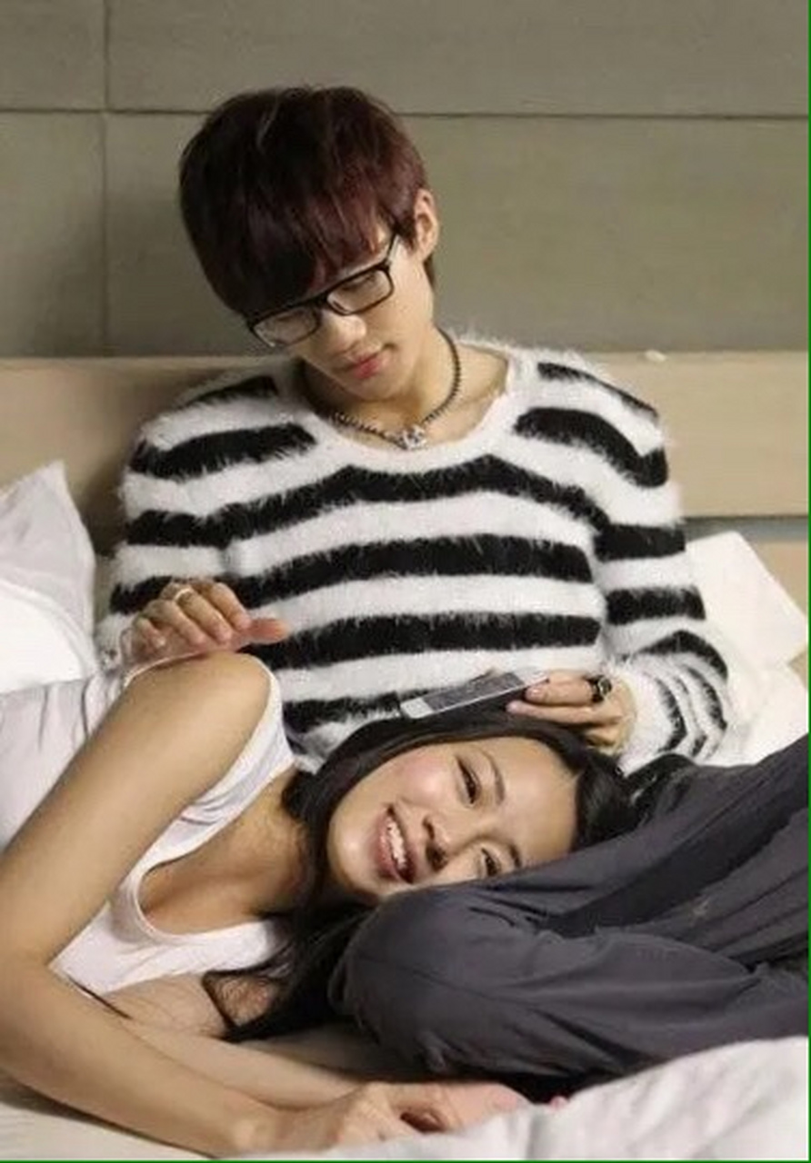 许嵩有两位绯闻女友,一位是金莎,另一位是黄龄,而巧合的是,两人又都