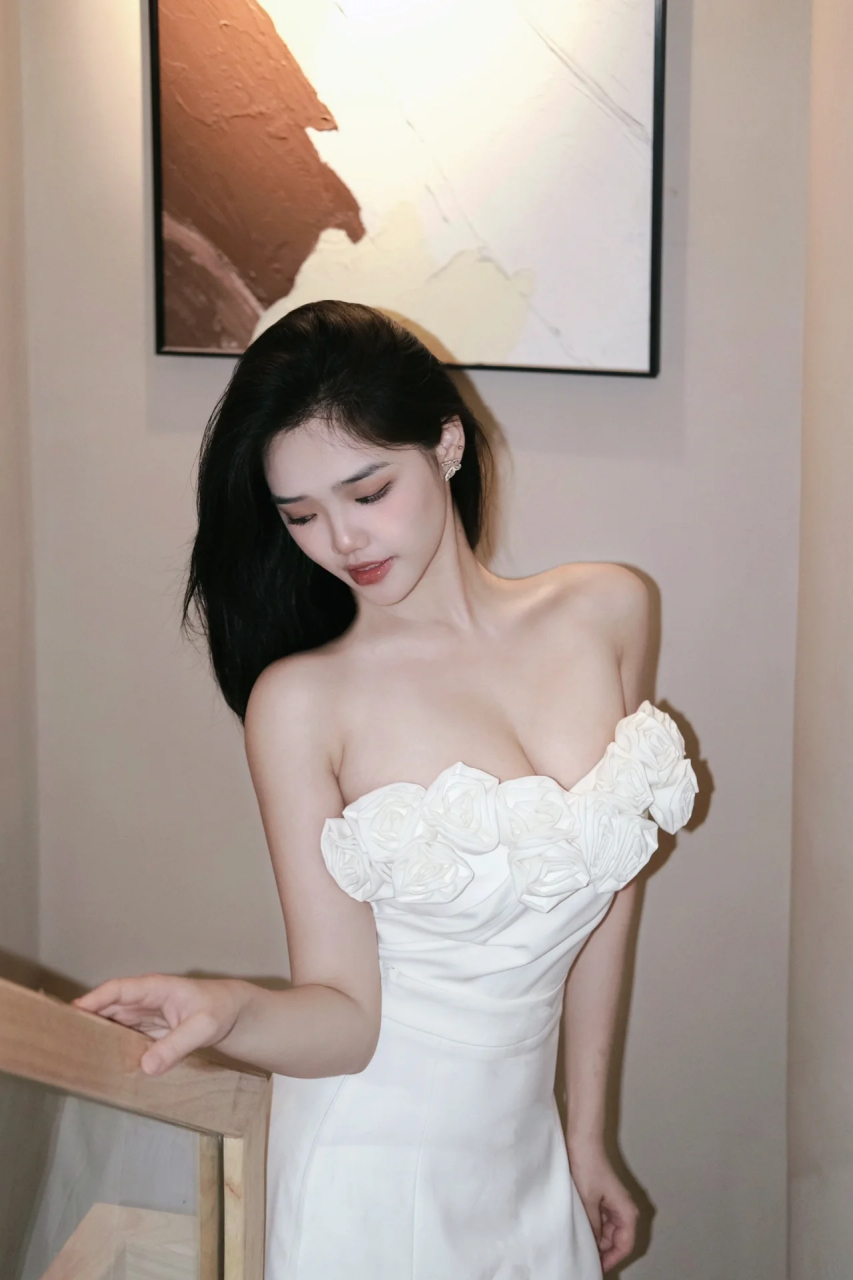 约会小心机超美的白玫瑰套装,花花立体显胸型 设计感也很nice呀