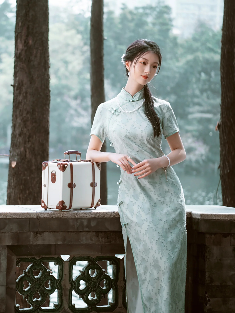 我真的好喜欢这种温婉娴静的旗袍写真 定格夏日的美丽