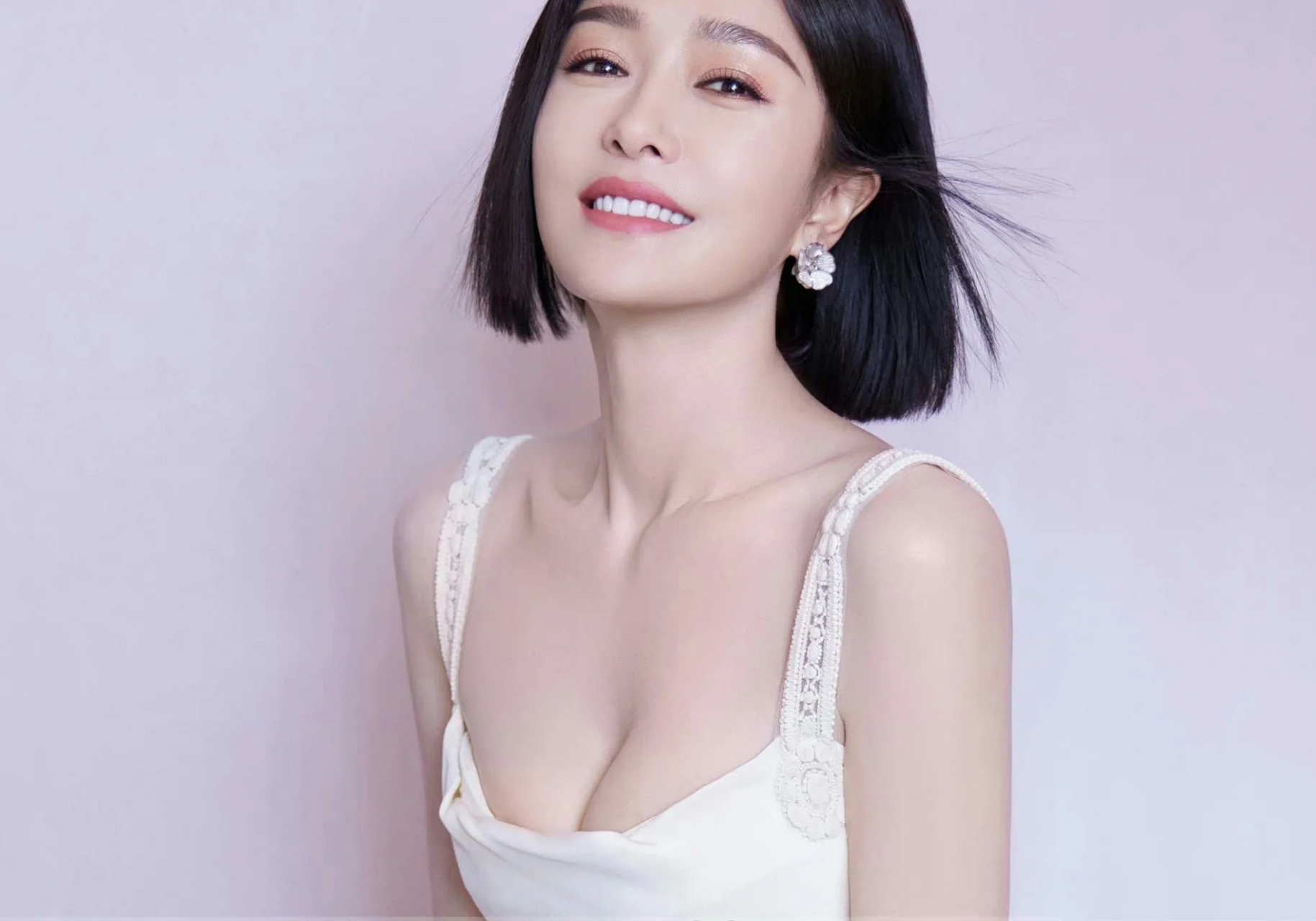 冷系美人秦岚,肤白貌美的姐姐|||白色长裙蓝色鲜花 清爽的短发 明眸