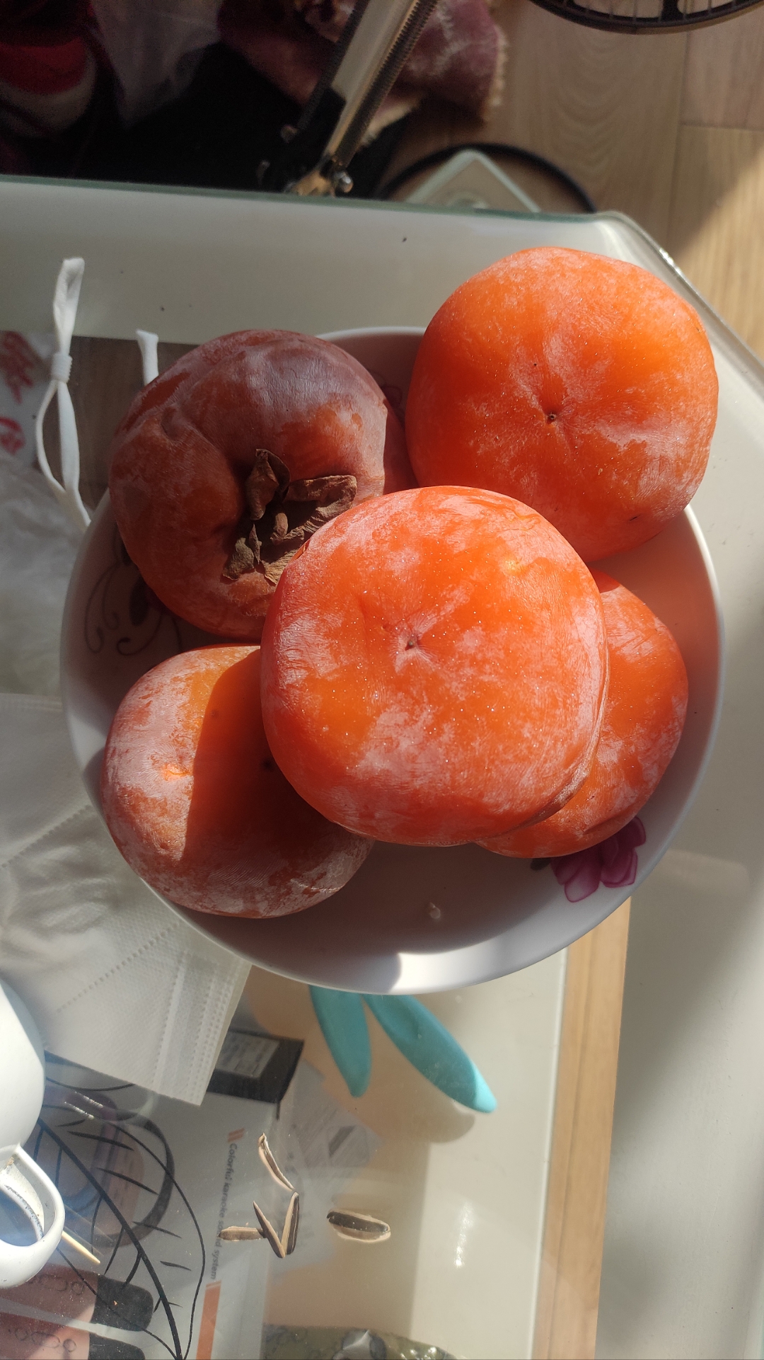 东北的春节,少不了冻梨冻柿子.这不仅是一种食物,更是一种情怀.