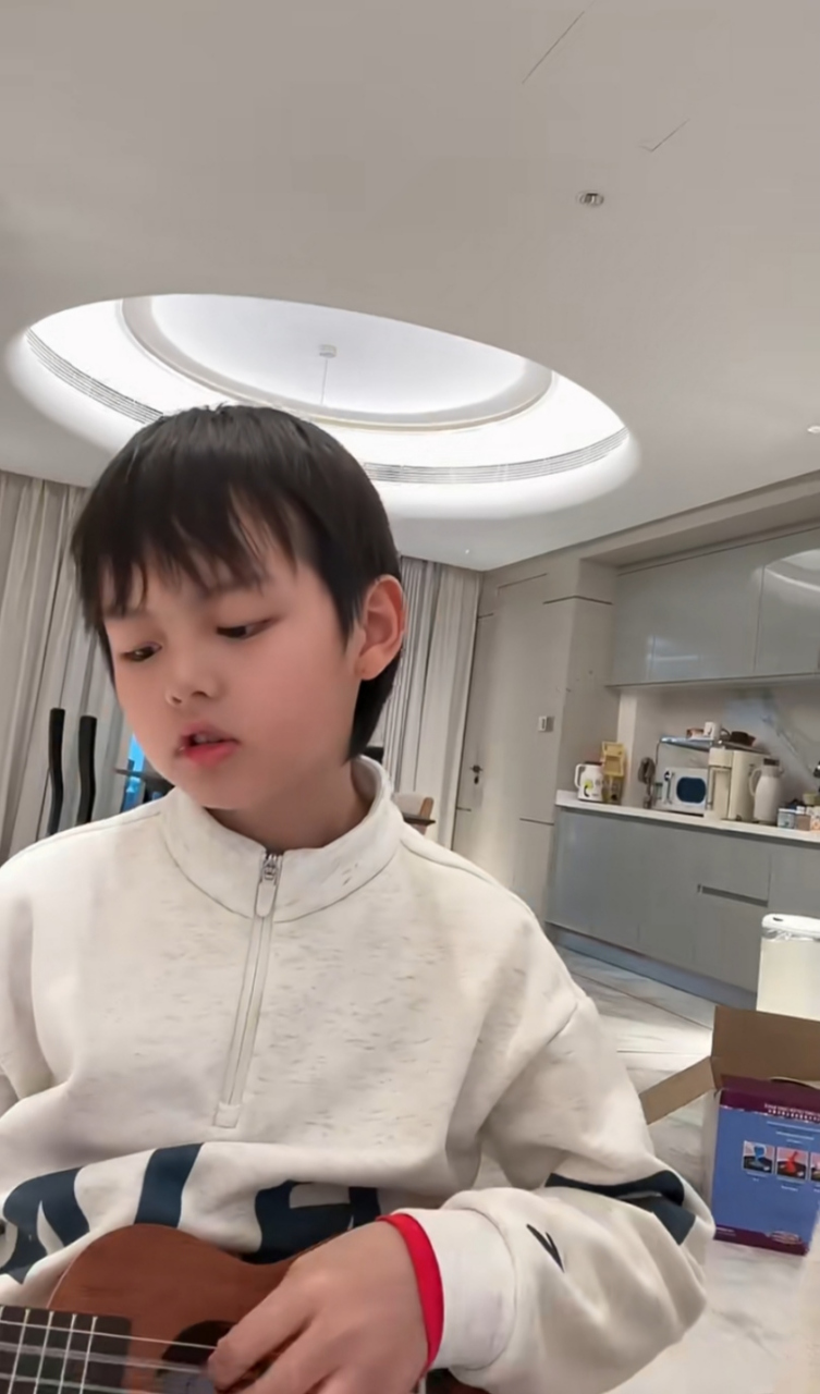 李好,郭晓敏夫妇的儿子曝光,模样清秀,但是长相不像夫妻二人!
