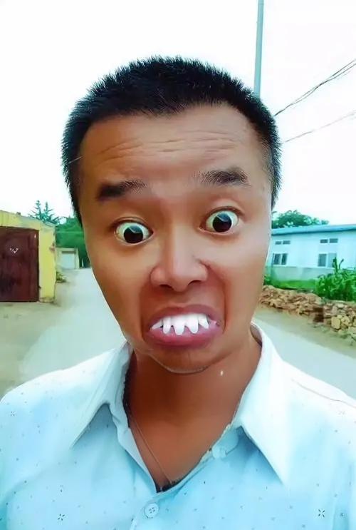 而且,这种夸张的表情也让人心 搞笑人脸图片真人表情包 搞笑 真人男人
