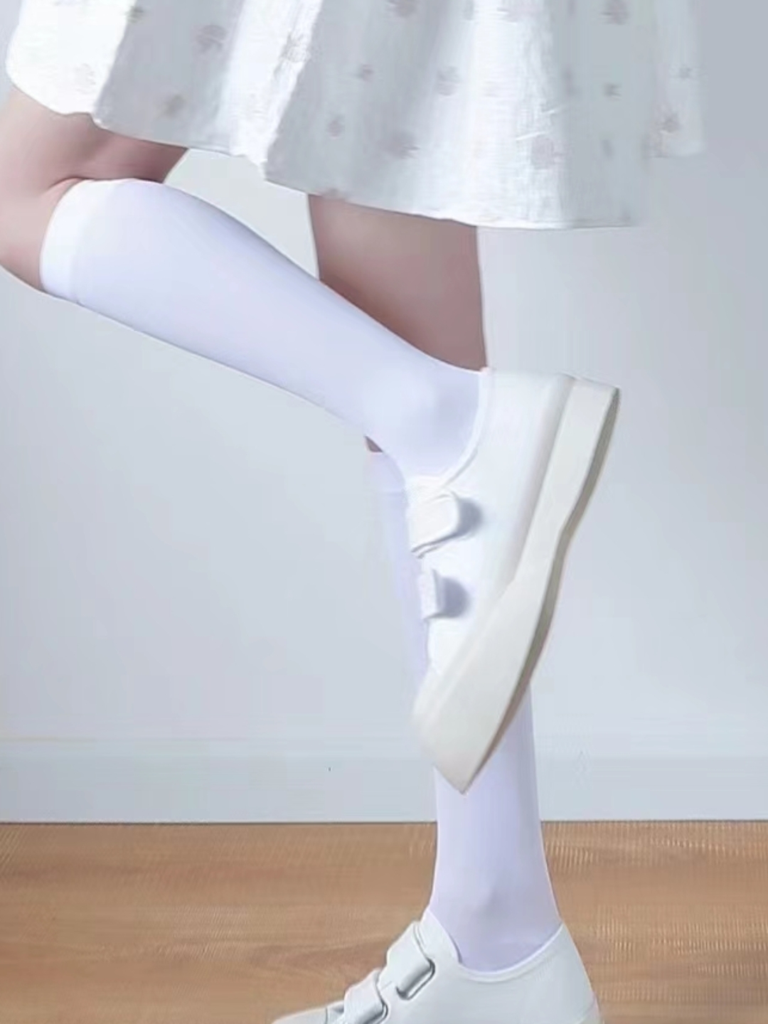 这双小白鞋,配上长袜,时尚感满分!