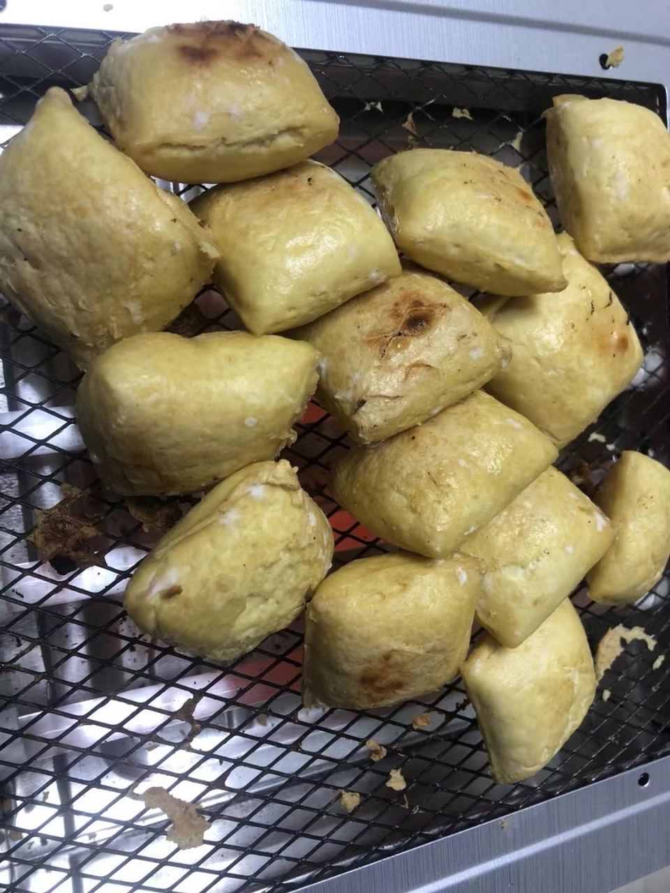 五千年食光#冬日晚间,围炉烤上几个建水豆腐,再准备一碟秘制酱料及一