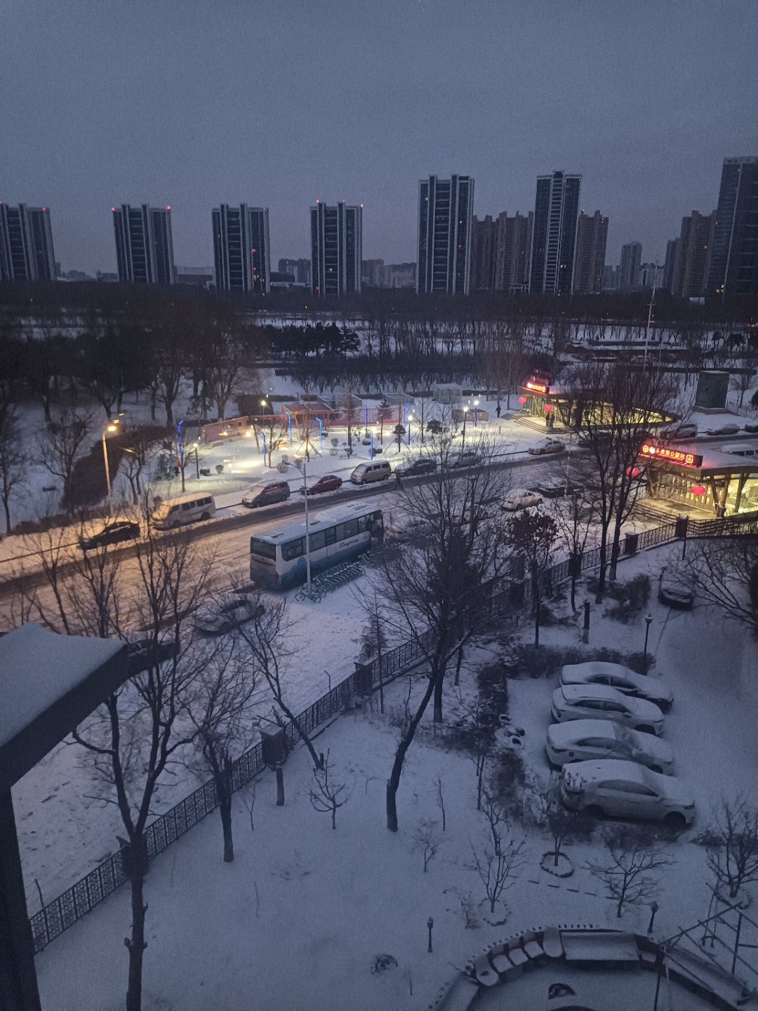窗外的街道,灯光下的雪景,一切都显得那么宁静祥和.
