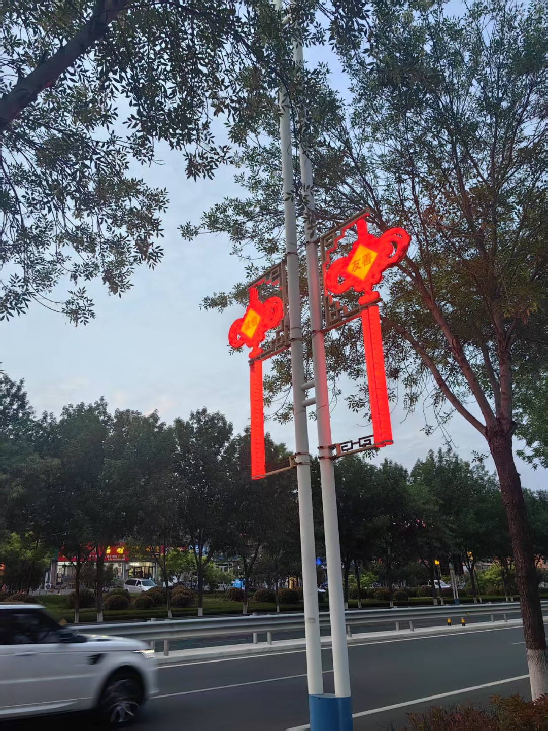 暮色中,抬头望去,"公正"与"法治"主题灯饰熠熠生辉