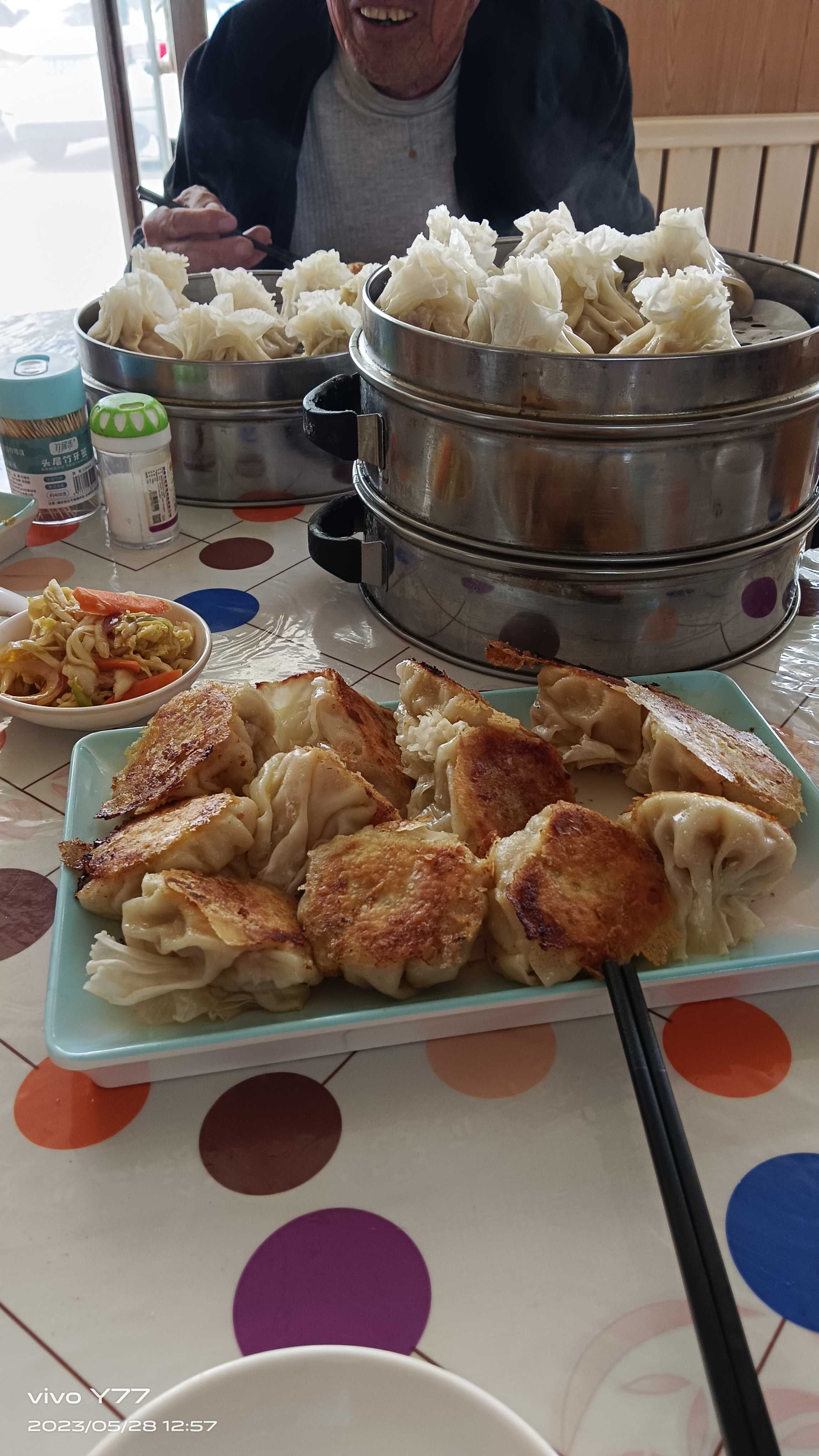 呼和浩特市的特色美食油煎烧麦和托县粉汤.#百度创作灵感中心