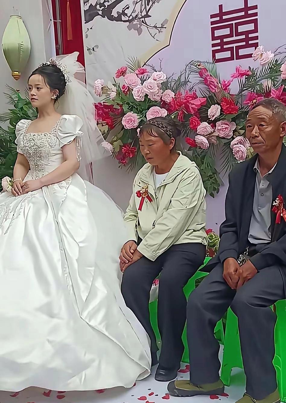 现场所有人,也只有新郎脸上,洋溢着幸福的笑容. 现场的嘉宾,心里端後