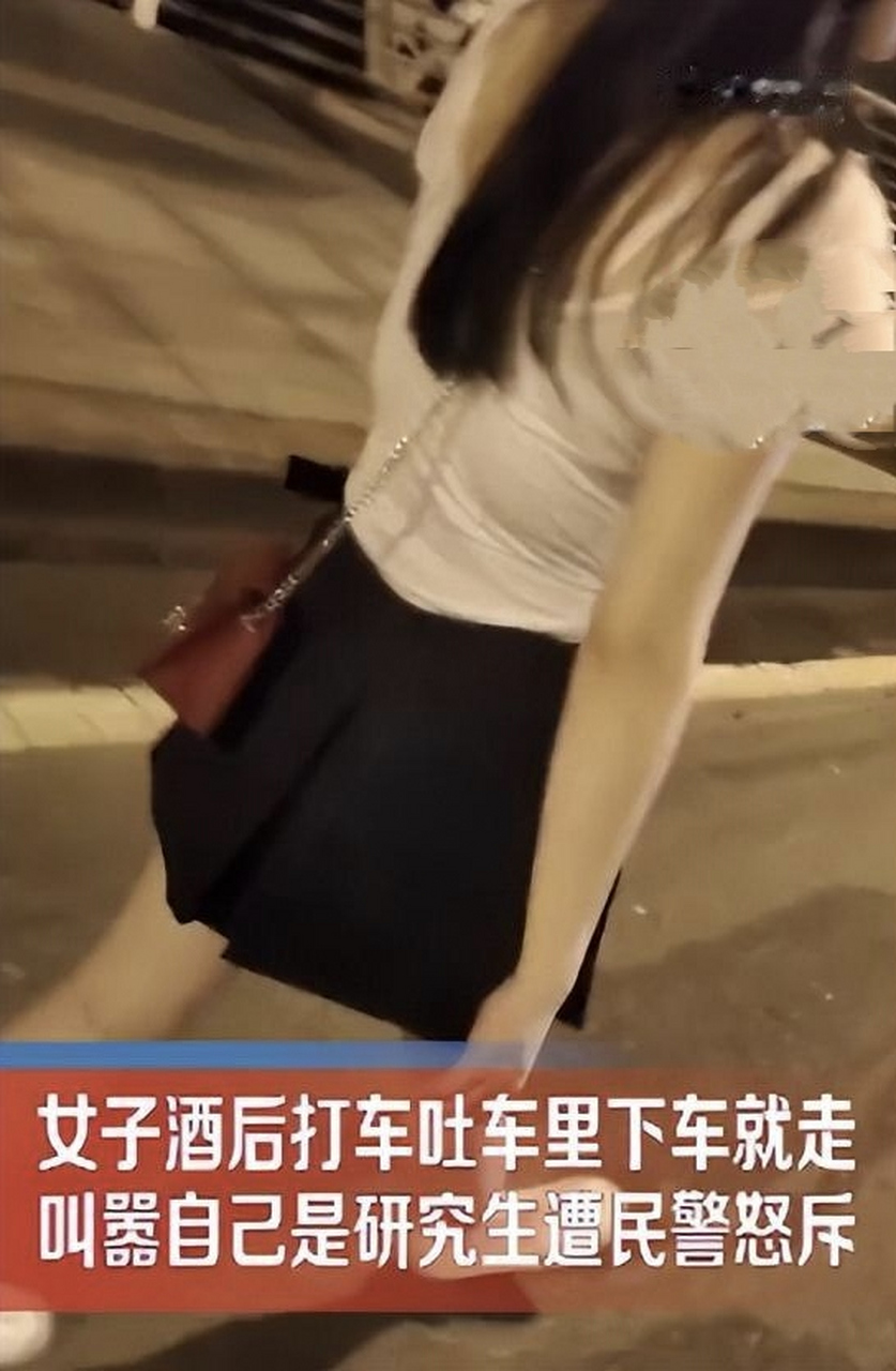 7月26日,湖南长沙一女子酒后打车吐在车上,被司机拦住要求其买纸擦