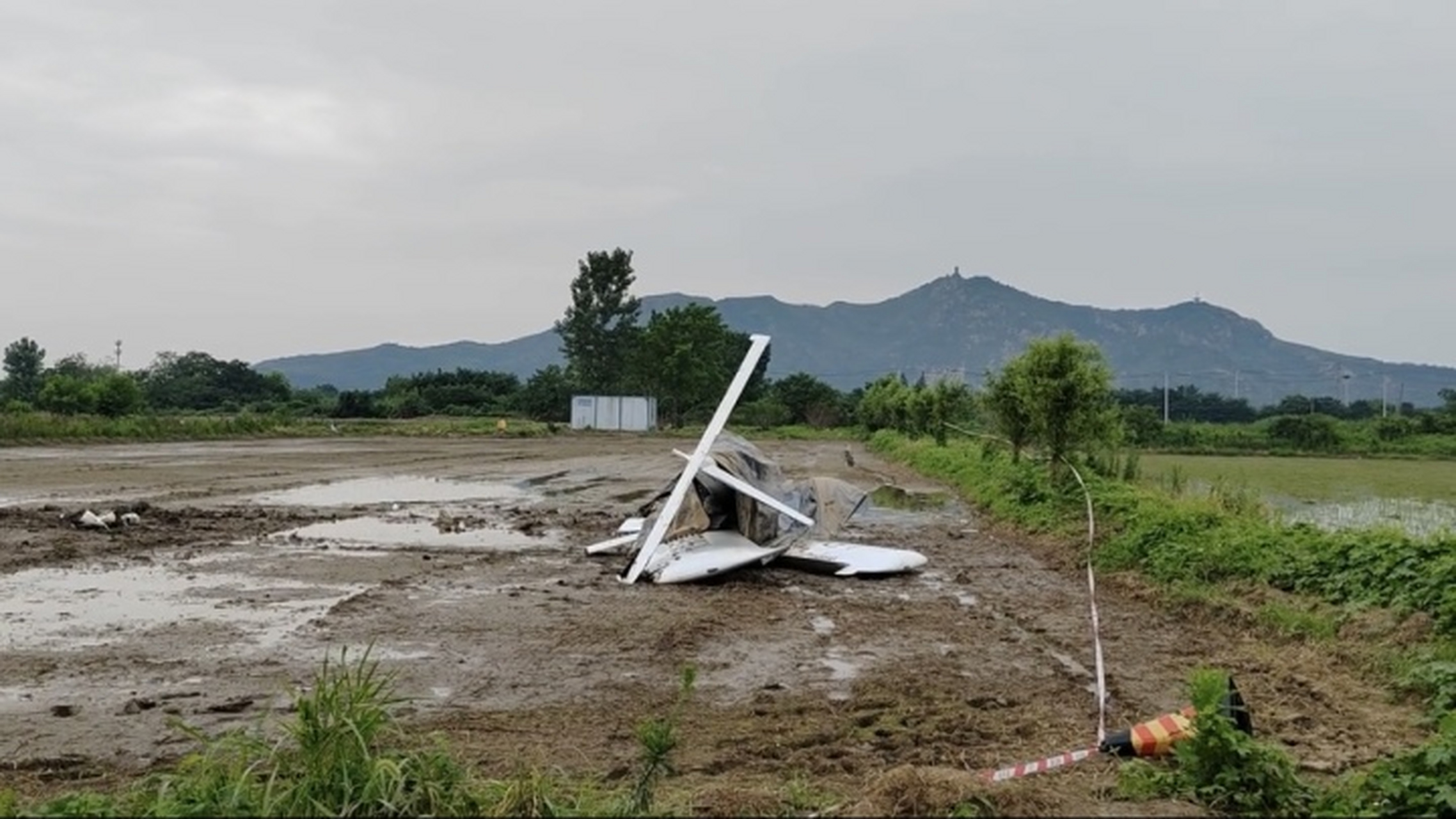 江苏镇江大路通用机场一飞机迫降致2伤 