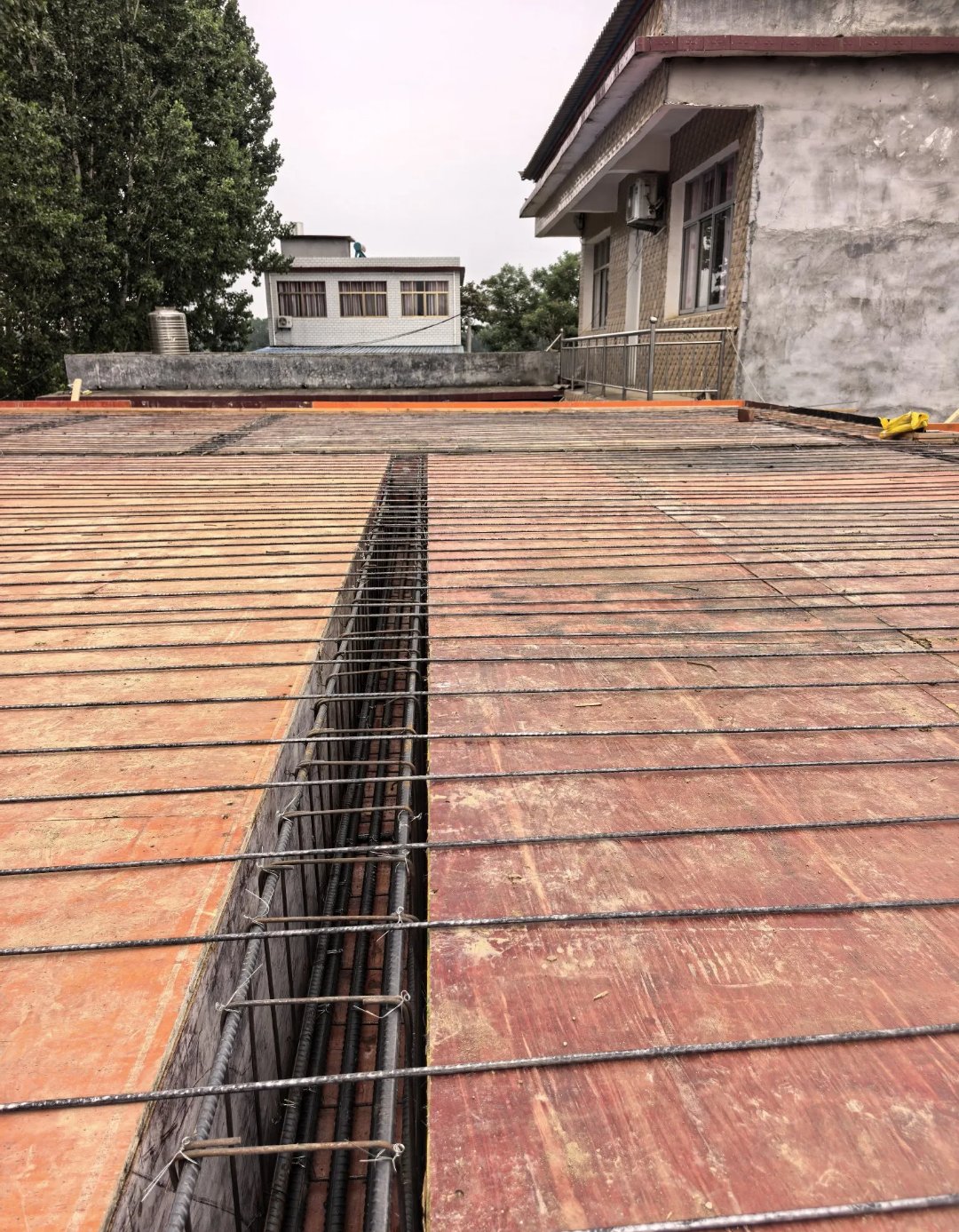 今天楼顶摆钢筋,农村的老工人说,建一层平房,用8个钢筋就够了,单层