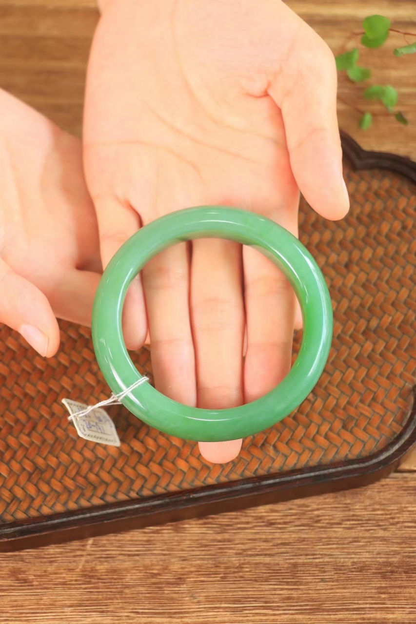 和田玉碧玉粉绿高货手镯收藏传承传世之作!