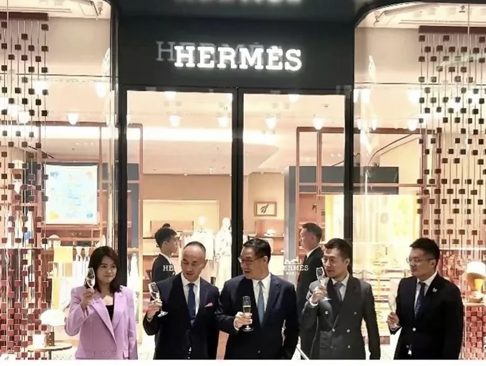 爱马仕天津万象城店揭幕,今日限定参观,明日vip场,后天对公众正式) 时