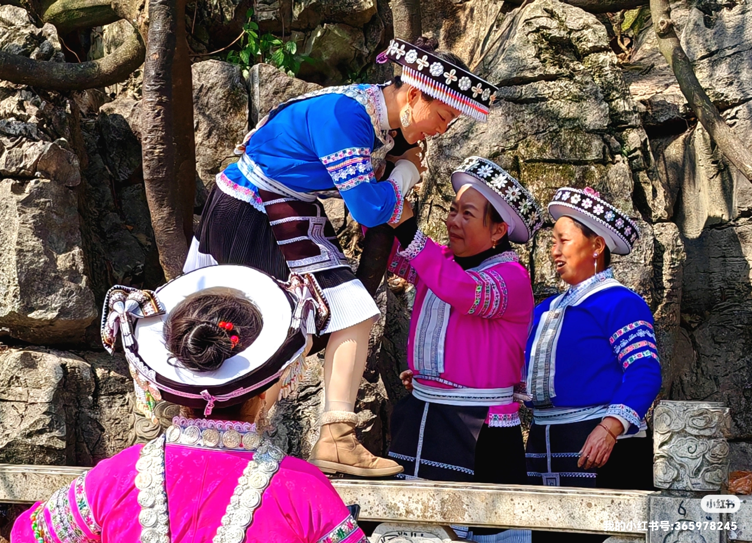 随拍# 小花苗 小花苗是贵州省贵定县独有的一支苗族分支,分布在苟定