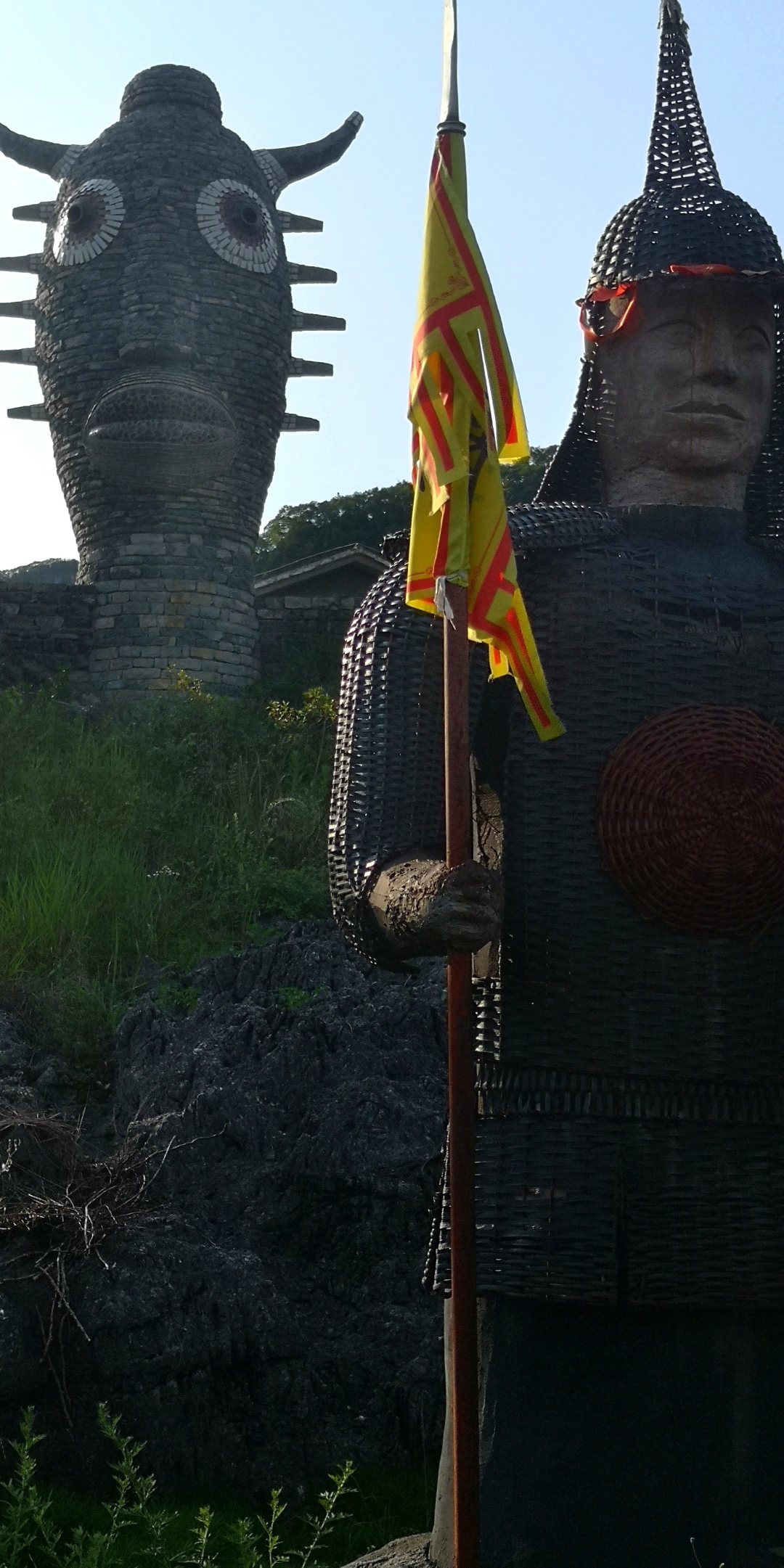 阿歪寨藤甲兵  在贵州省安顺市幺铺镇,有一个布衣族村落——叫"阿歪寨