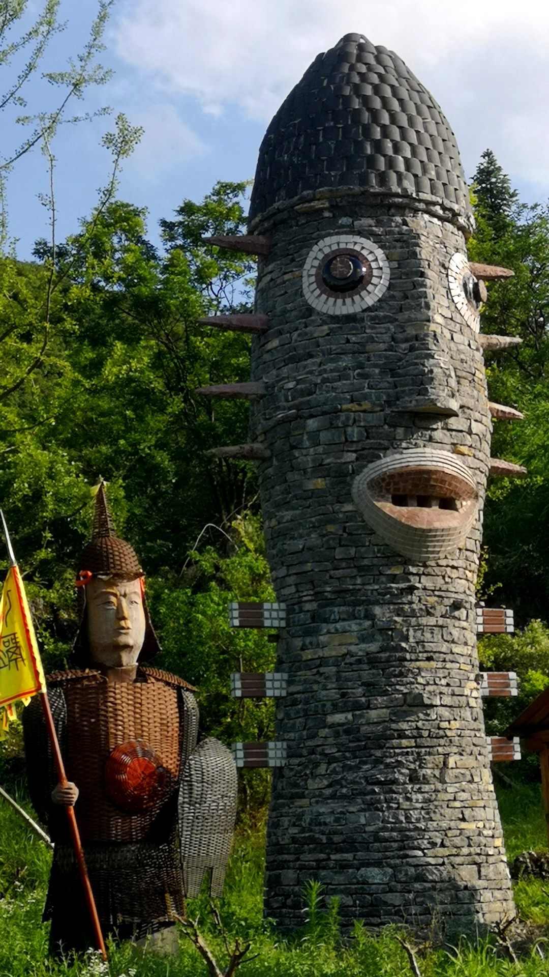 阿歪寨藤甲兵  在贵州省安顺市幺铺镇,有一个布衣族村落——叫"阿歪寨