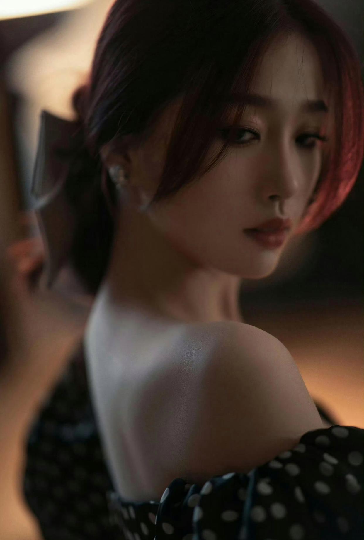 虞书欣波点深v裙妆造好美!