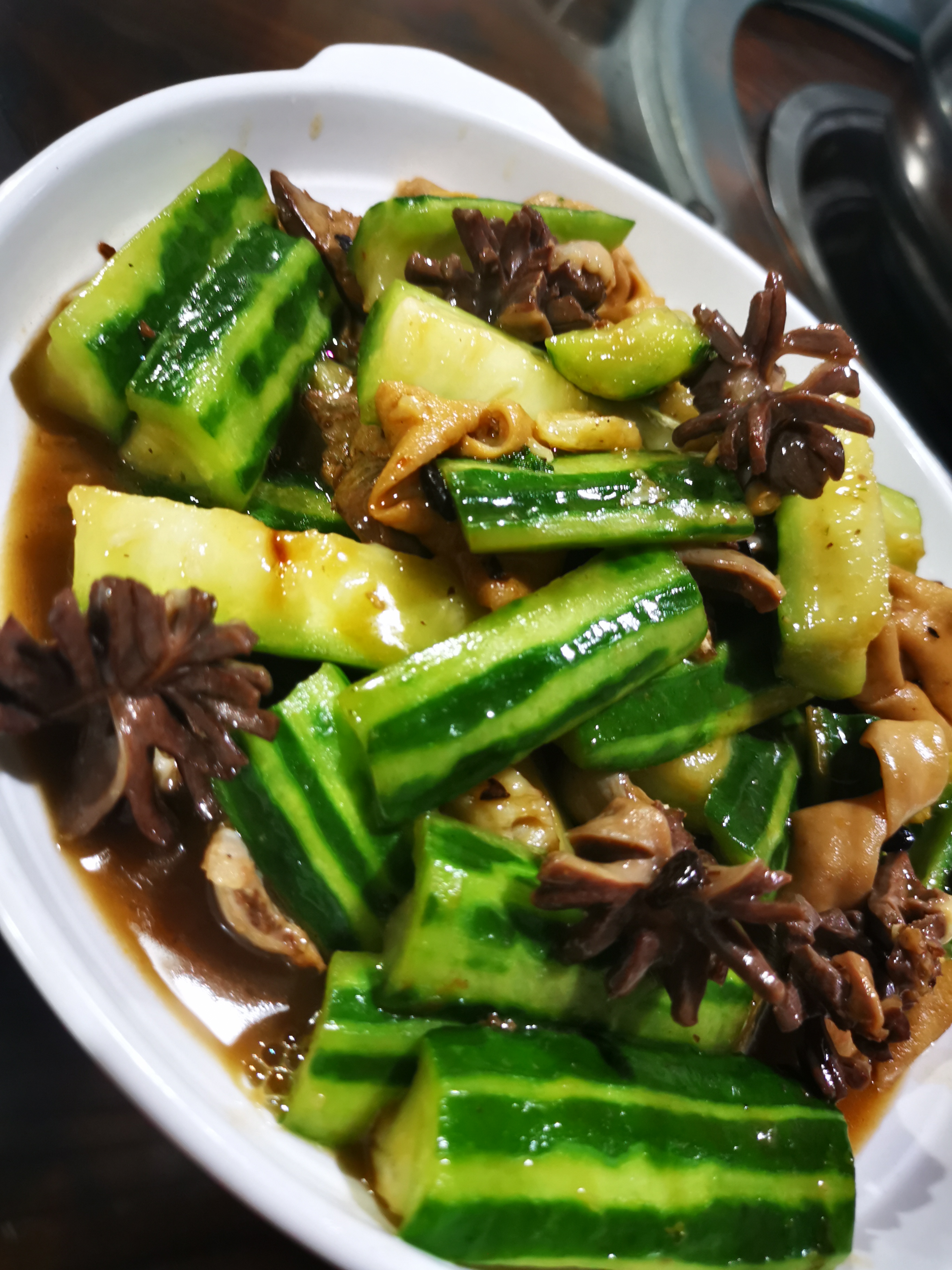 蔬菜新鲜,西兰花与花椰菜交相辉映,盛在白盘之中,黄边点缀,如诗如画.