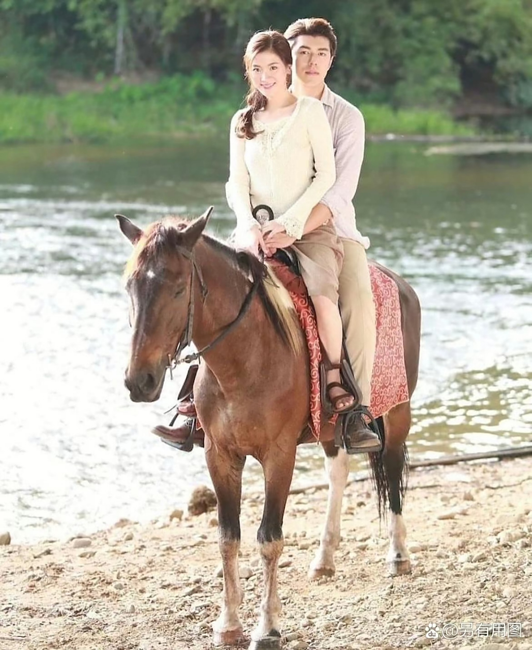 可怜小瘦马,要承受这两个人的体重