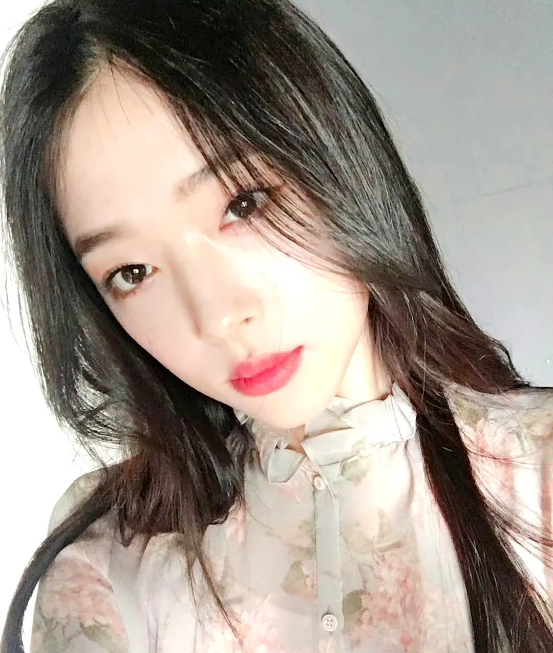 两张自拍简直是颜值炸裂 可背后好像藏着啥秘密,我总崔雪莉